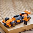 F1 pilóta McLaren versenyautóval